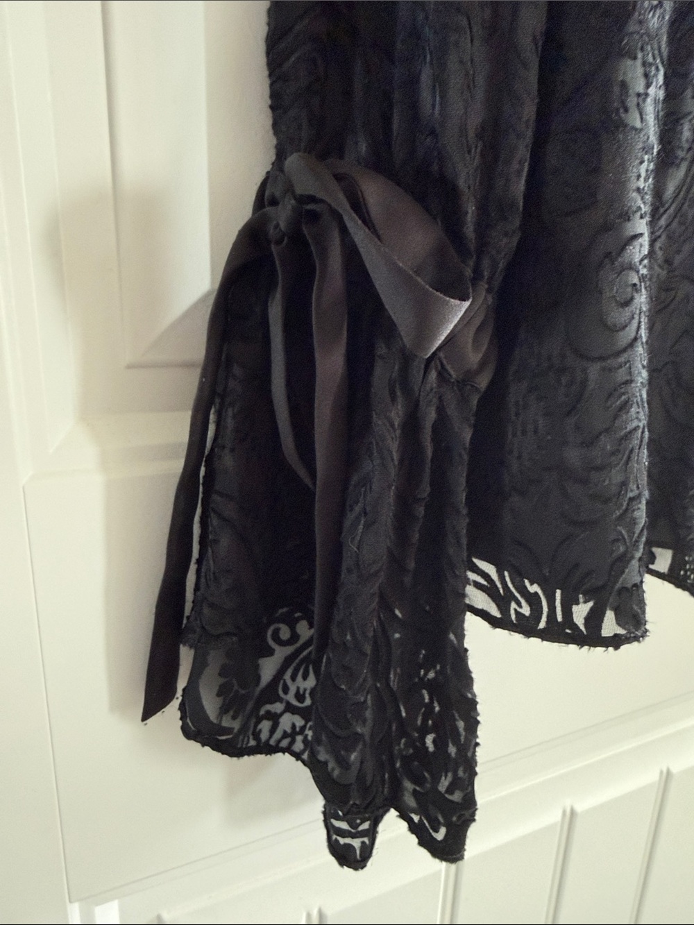 Alice + Olivia Black Burnout Velvet Blouse M - Picture 4 of 5